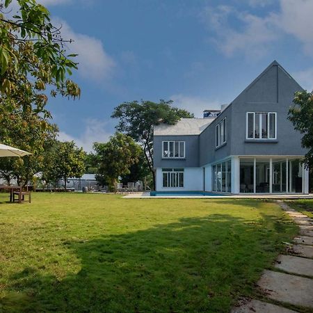 קארג'אט Twilight Grove By Stayvista - Pool- View Villa With Manicured Lawn, Contemporary Interiors & Home Theatre מראה חיצוני תמונה