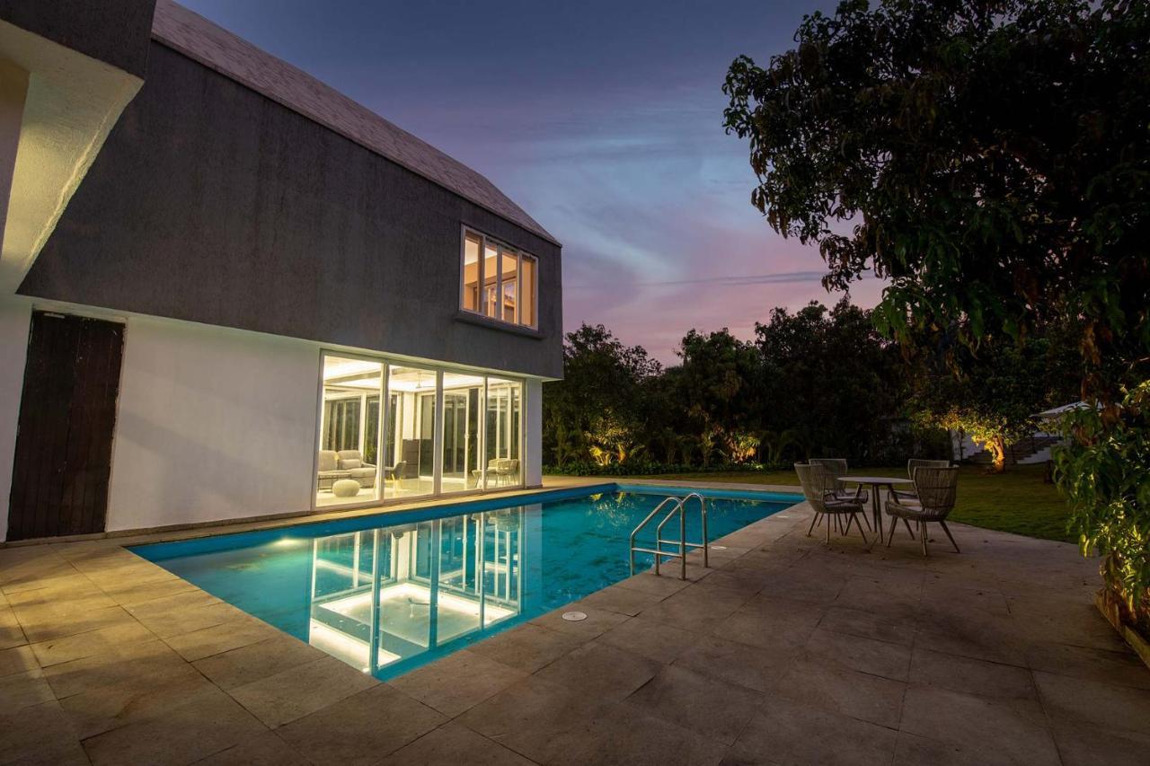 קארג'אט Twilight Grove By Stayvista - Pool- View Villa With Manicured Lawn, Contemporary Interiors & Home Theatre מראה חיצוני תמונה