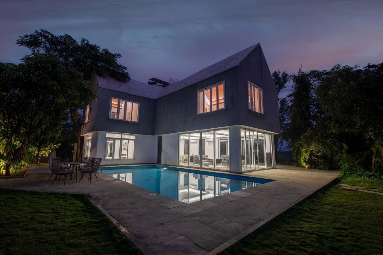 קארג'אט Twilight Grove By Stayvista - Pool- View Villa With Manicured Lawn, Contemporary Interiors & Home Theatre מראה חיצוני תמונה